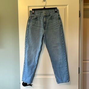 LIKE NEW American Eagle Women’s Mom Jean Size 4 short
